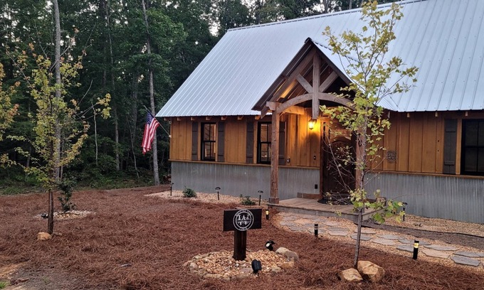 Rising Fawn Cabina | Modern Cabin w/Hot Tub, Fire Pit, Private; 2 miles to Cloudland Canyon, Hiking, McLemore Golf