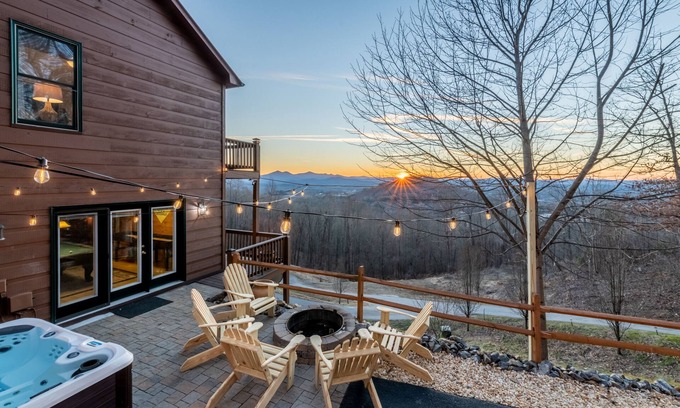 Blairsville Cabina | Modern cabin w/ loaded game room, hot tub, stunning views!