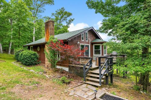 Berkeley Springs Chalet De Esquí | Modern Cabin w Mountain View Hot Tub & Fire Pit