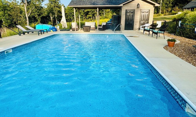 Mountain View Cabina | Modern Cabin w/Pool and Hot Tub!
