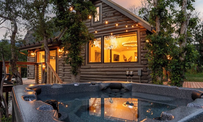 Glenwood Springs Cabina | Modern Cabin with Canyon Views with Patio, Sauna Hot Tub, Wifi, AC & Fireplace
