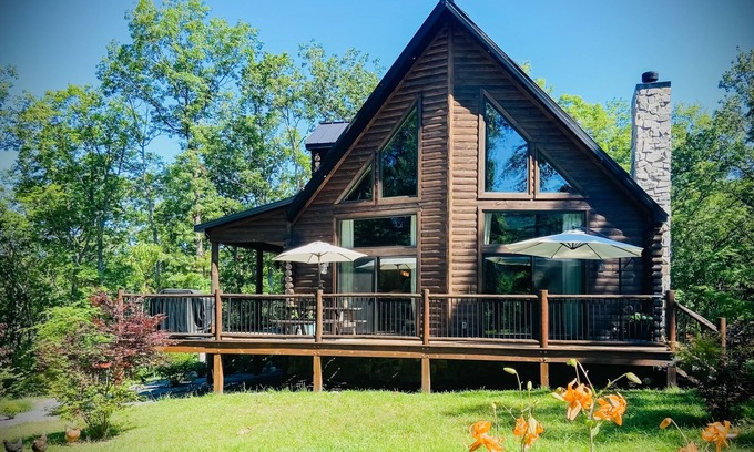 Gore Cabina | Modern cabin with fire pit, private hot tub, mountain views + dog friendly