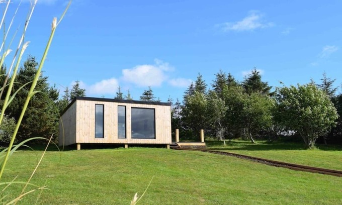 Breakish Cabina | Modern cabin with stunning views & private hot tub