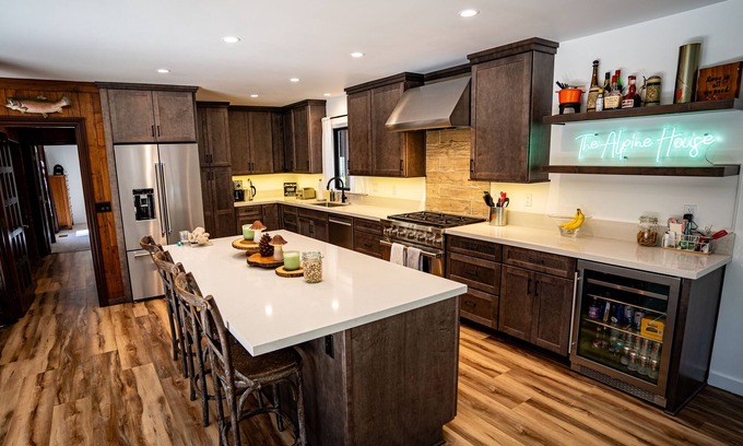 Mammoth Lakes Cabina | Modern Cabin with Retro Flair near The Village