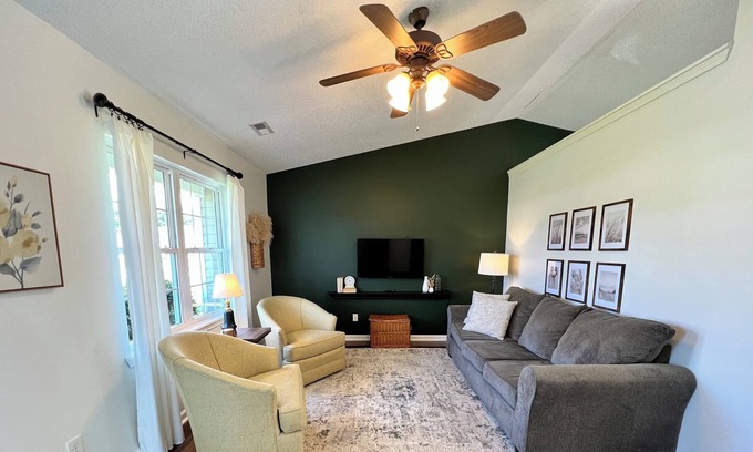Hubert Casa | Modern Carolina Home near Coast & Camp Lejeune!