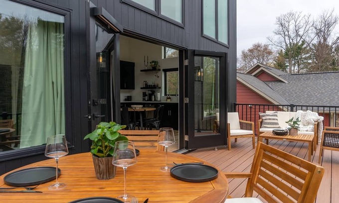 Saugatuck Casa | Modern Carriage House in the Hills of Saugatuck