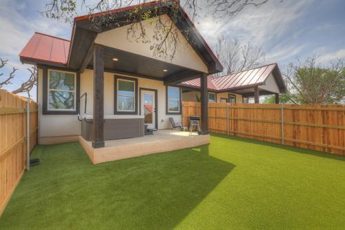 Fredericksburg Casa | Modern Casita with Hot Tub – Six Minutes from Main Street