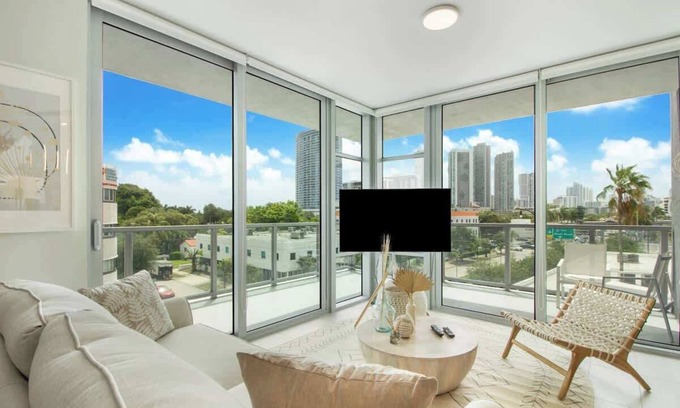 Northeast Miami Apartamento | Modern Central 2-bedroom 2-bathroom Pool Parking