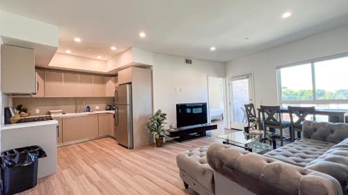 Mid-Wilshire Hotel | Modern Central Hideaway