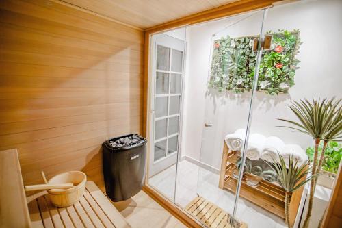 Sheffield Casa | Modern Central Luxury Home with Hot Tub Sauna 12PPL
