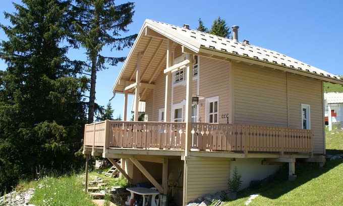 Araches-la-Frasse Villa | Modern Chalet in the Rhone Alpes with Swimming Pool