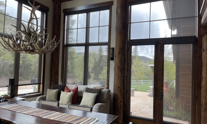 Eagle Chalet De Esquí | Modern Chalet on the River. Hot Tub, Fireplace , Newly furnished Fishing, Hiking