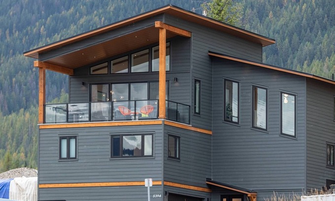 East Kootenay Casa | Modern chalet: ski in/ out ideal location 10 beds