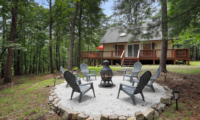 Basye Cabina | Modern Chalet with Hot Tub, Fire Pit & Mountain Views in Basye, VA
