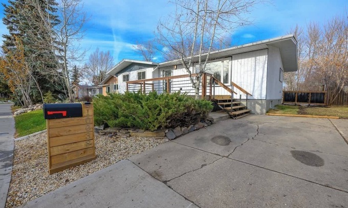 Grande Prairie Casa | Modern Charm | Full House | Free WI-FI