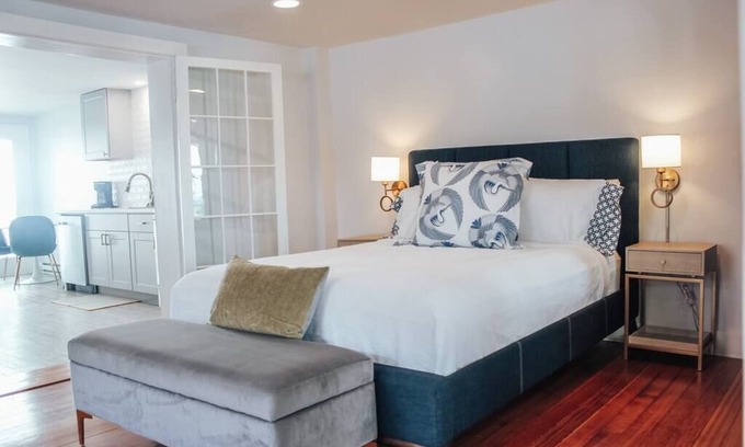 Clayton Condominio | Modern Chic 1-BR Unit in the Cottages on James