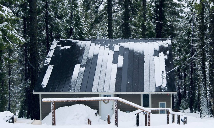 Mineral Cabina | Modern-Chic Cabin. 10 miles to Lassen! Snowshoes, EV Charging.