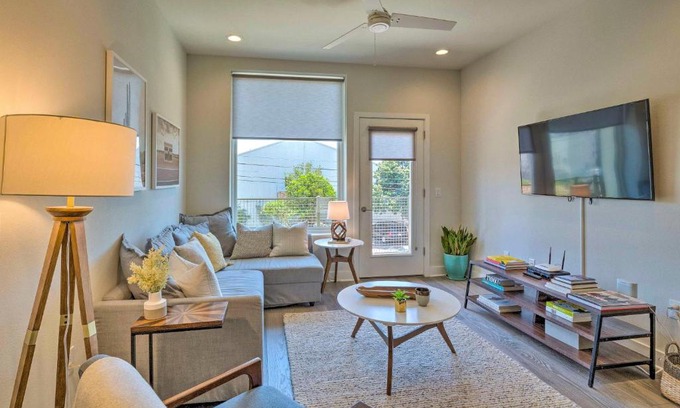 East Cesar Chavez Apartamento | Modern Chic Condo with Balcony and Pool, Walk to Downtown