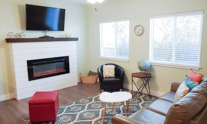 Castle Rock Casa | Modern Chic Downtown Home--Walk to Everything!