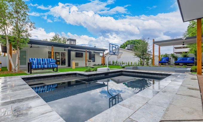 Garfield Casa | Modern Chic Downtown 3BD 3BR with Pool and Spa