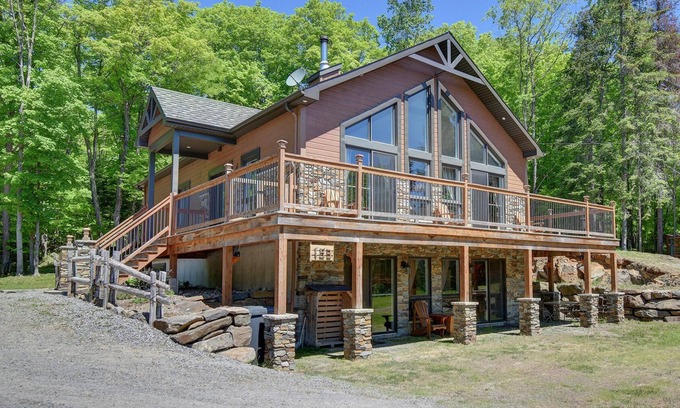 La Minerve Cabina | Modern Chic Lake House near Mont-Tremblant w/hot tub!