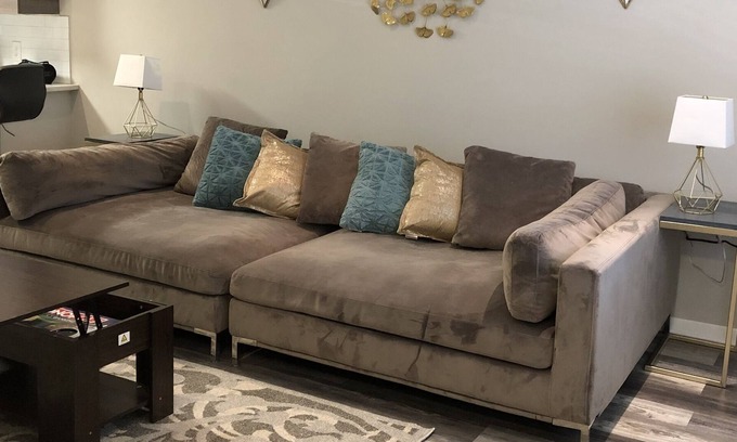 Loring Heights Condominio | Modern chic living with a splash of AQUA