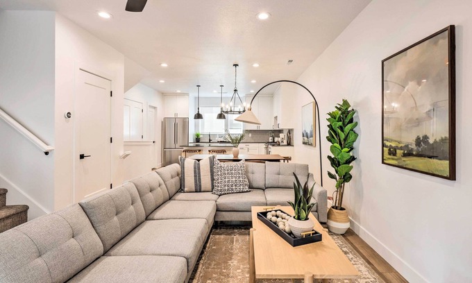 Central Business District Casa | Modern-Chic Provo Townhome 1 Mi to BYU Campus