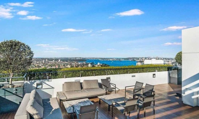 North Sydney Apartamento | Modern City Pad with Rooftop Pool and Gym