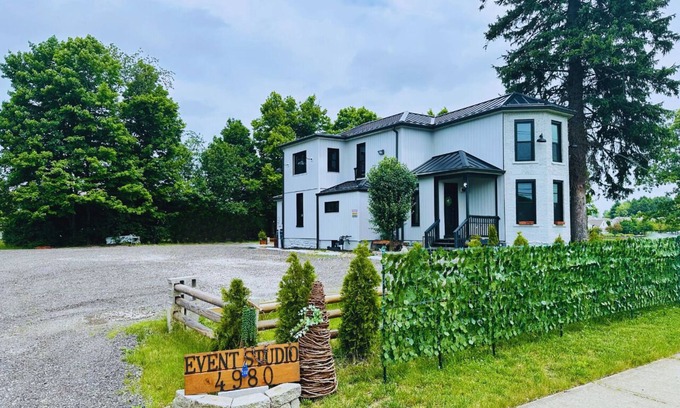 Westerville Apartamento | Modern City Studio with Water Views & Historic Charm