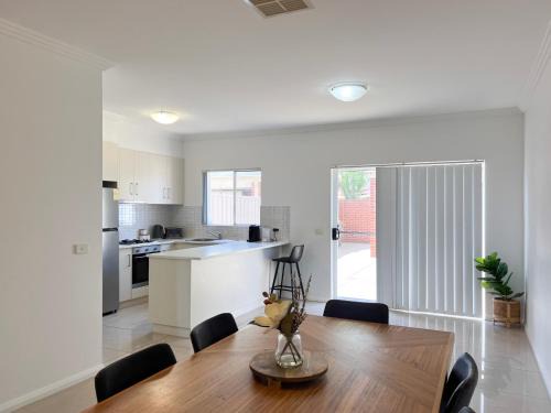 Wagga Wagga Apartamento | Modern City Townhouse with all the Comforts