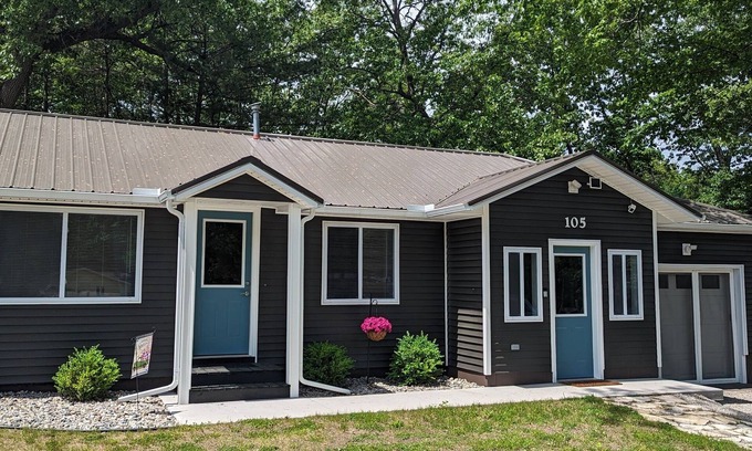 Houghton Lake Cabaña | Modern,Clean Cottage, 1 block from the lake and close to town