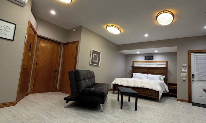 Cookeville Casa | Modern clean fresh studio in enchanting Cookeville with WiFi and private parking
