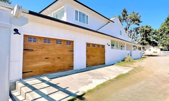 Brookings Apartamento | Modern Coast Escape |Hot Tub & Games |Near Beach