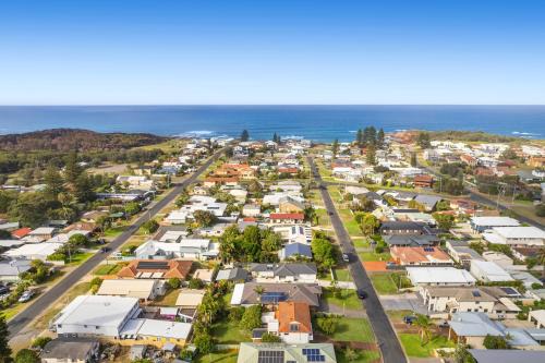 Anna Bay Casa | Modern Coastal 4 Bedroom house in paradise, walk to beach and rockpools, large yard