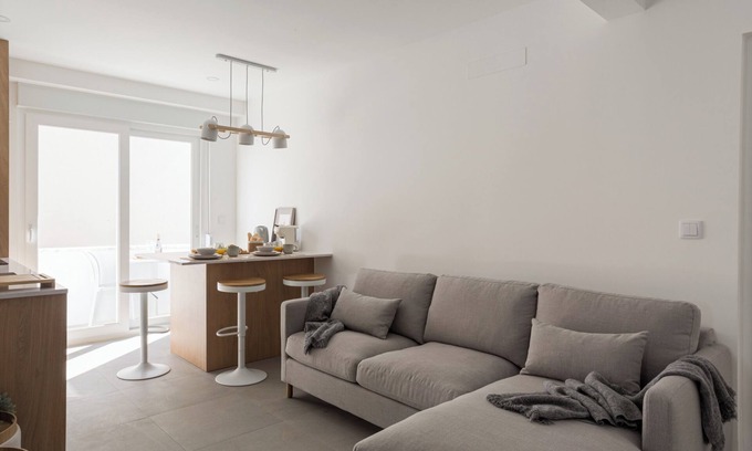 Seixal Apartamento | Modern Coastal Apartment with Hot Tub