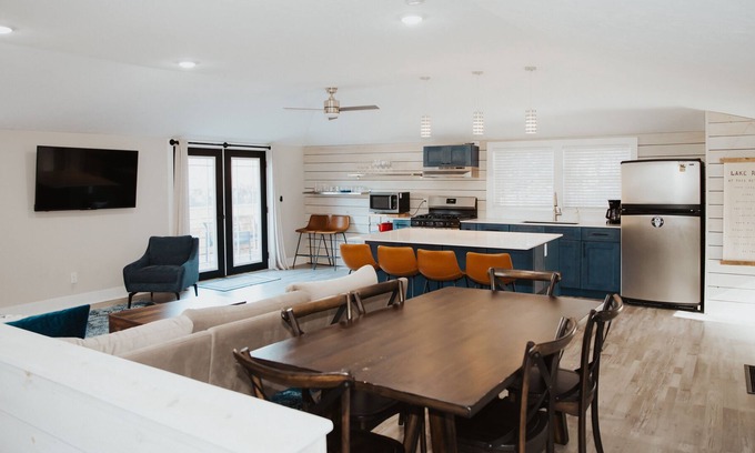 Beachwood-Bluffton Casa | Modern coastal bungalow walking distance to beautiful Lake Michigan.