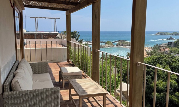San Agustinillo Casa | Suite de lujo con vistas del atardecer, la playa y el pintoresco entorno.