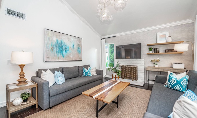 Santa Ana Condominio | Modern Coastal Retreat - Central OC - Near Disney!