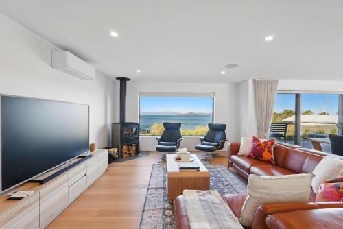 Connellys Marsh Casa | Modern Coastal Retreat and Hot Tub