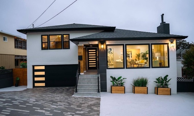 Edgemar - Pacific Manor Casa | Modern Coastal Retreat with Ocean Views with pool table up to 19 guests