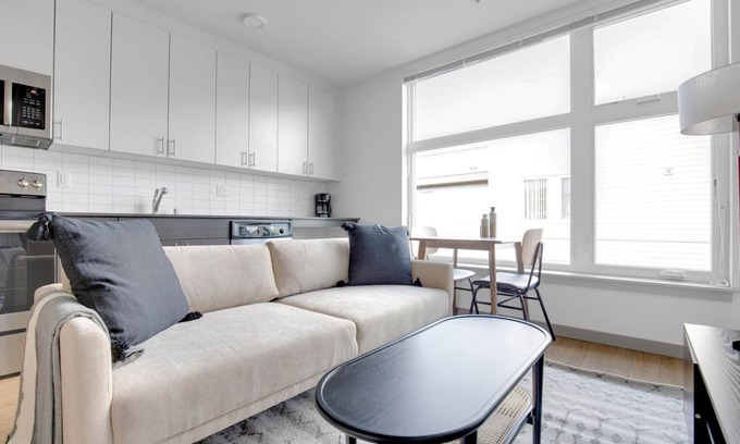 Columbia City Apartamento | Modern Columbia City Studio w/ W/D & Gym, near Light Rail, by Blueground