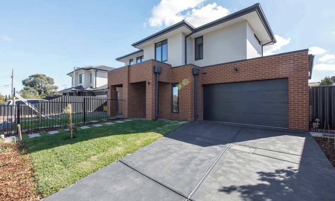 Avondale Heights Casa | Modern Comfort in Avondale Heights Family Home