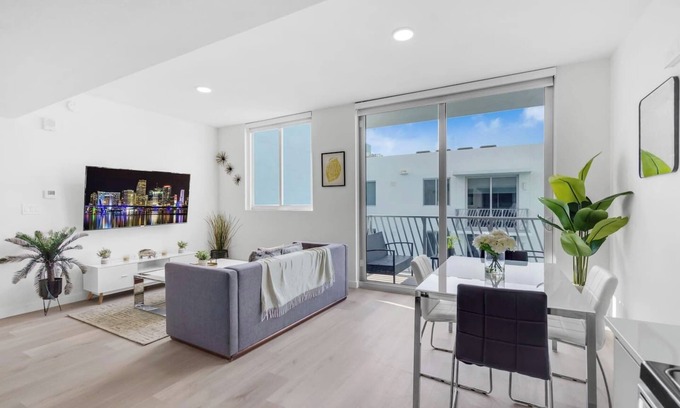 Doral Apartamento | Modern Comfort: 1 Bed Retreat with Free Parking