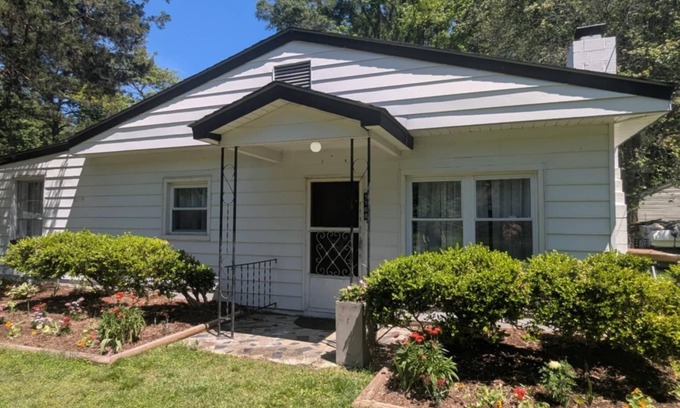 Colonial Beach Casa | Modern comfort... Bring your boat, walk to the beach. Dog friendly.