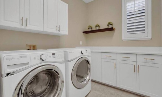 Pleasanton Casa | Modern Comfort: Deluxe Amenities & Elevator