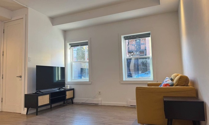 Gay Village Apartamento | Modern Comfort in DT Montreal