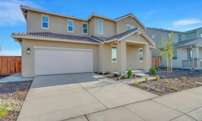Peters Casa | Modern Comfort: Manteca Edition