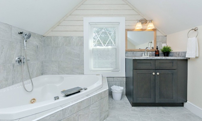 Thomasville Casa | Modern Comfort Meets Relaxation- Spa Style Master with a Jacuzzi& Outdoor Oasis