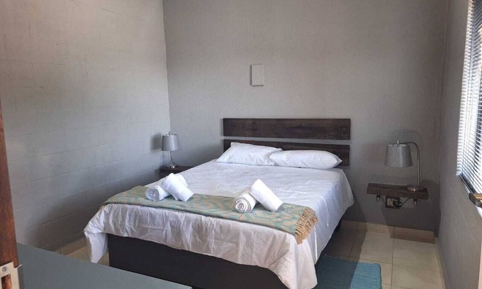 Trawal Apartamento | Modern Comfort Meets Cozy Living: 2-Bedroom Flat in Prestigious Protea Heights