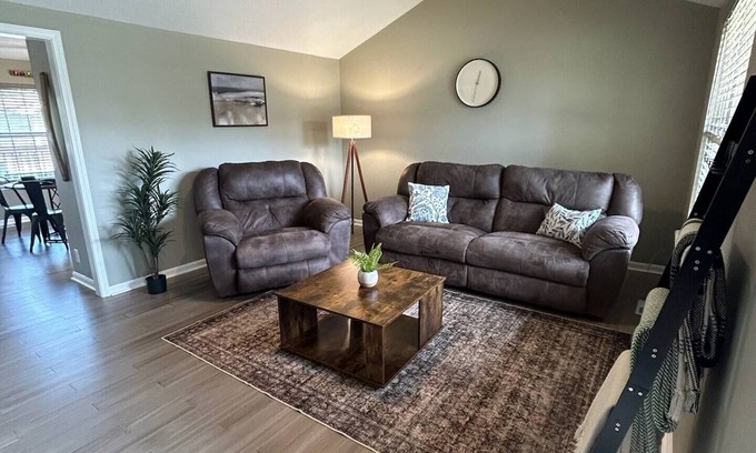 Shepherdsville Casa | Modern Comfort n Bourbon Trail & Derby Fenced yard full kitchen parking